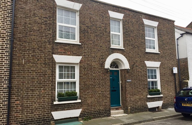 Spacious holiday cottage in Deal, easy walk to beach, pier, town and restaurants