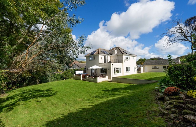Spacious Holiday Home with Hot Tub & Large Garden