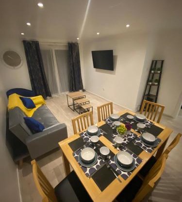 Spacious Home in Harlow Free Parking Sleeps 7