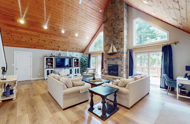 Spacious home with private hot tub, firepit, shared pool, free WIFI