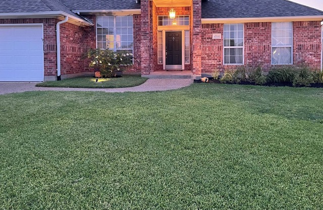 Spacious Home with Rustic Charm and Modern Amenities!