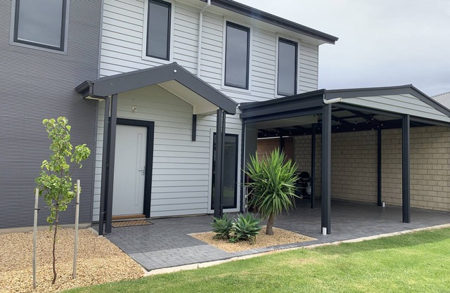 Spacious House with Absolute Waterfront on Wellington Marina