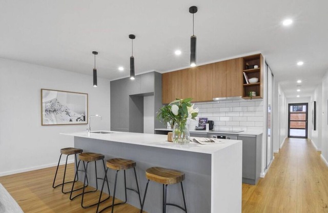 Spacious house close to Hobart CBD. Wifi & New 80 inch Sony QLED SMART TV
