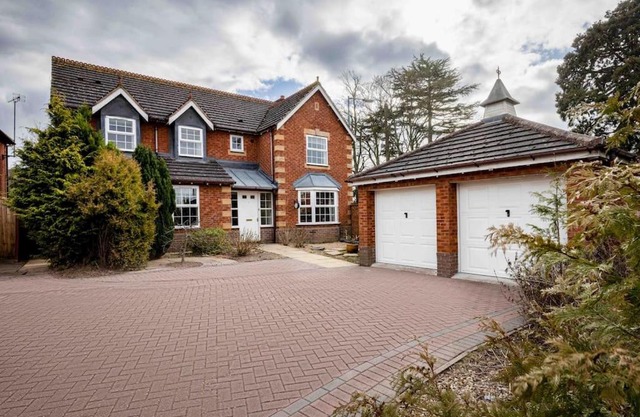 Spacious house in quiet cul-de-sac near to Hospital