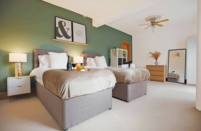 Spacious House PoolTable FreeParking Balcony