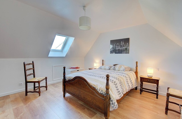 Spacious house - sleeps 6 - ideal location - close to freeway