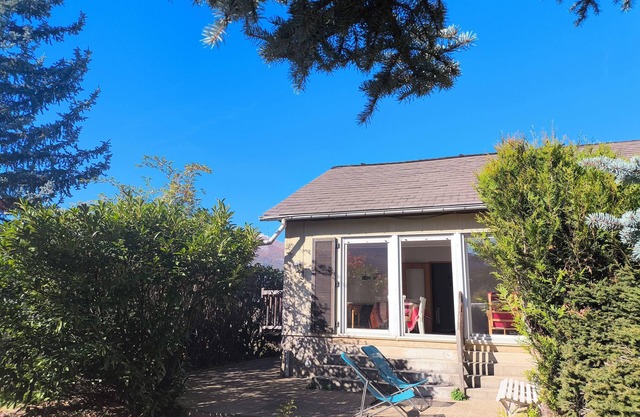 Spacious house with garden, mountain views, at the gateway to the Queyras.