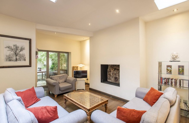 Spacious interior designed apartment in Central London near Paddington Station