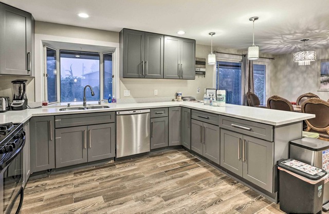 Spacious Kent Home ~ 17 Mi to Dtwn Seattle!
