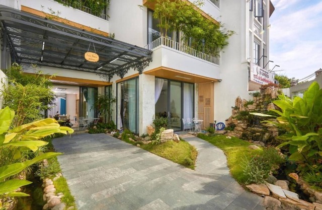 Spacious King Room with Garden View in the lovely center of Đà Nẵng