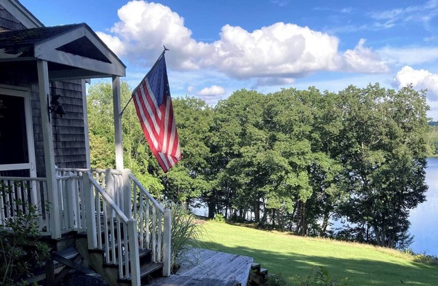 Spacious Lakefront Cottage in Beautiful Union, Maine