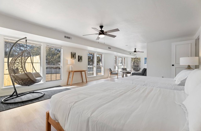 Spacious Lakefront View With Hot Tub and Pool NH