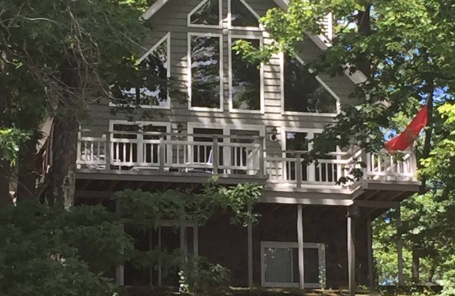 Spacious lakeside house on deep, all sports lake near Ludington & PM river