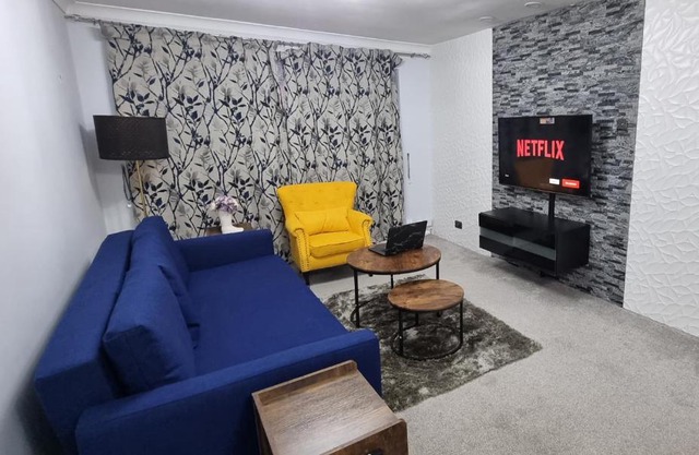 Spacious Large House - Very close to M1 - Walking distance to L&D Hospital - Contractor Friendly - Large groups