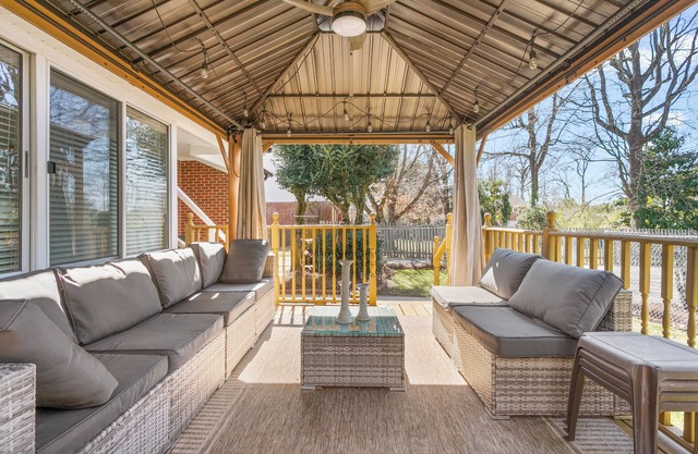 Spacious Living Less than 2 miles from Elon University!