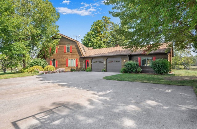 Spacious Lodge directly on the Little Muskegon River