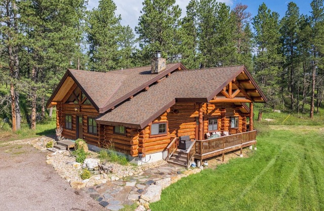 Spacious Log Cabin close to Custer State Park