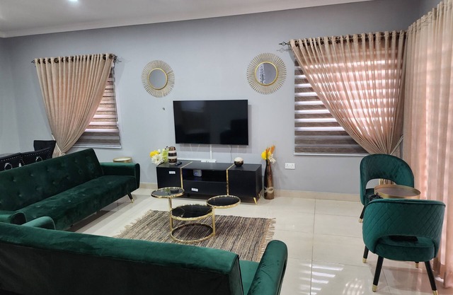Spacious Luxury 3Bed Hse in Tema Netflix