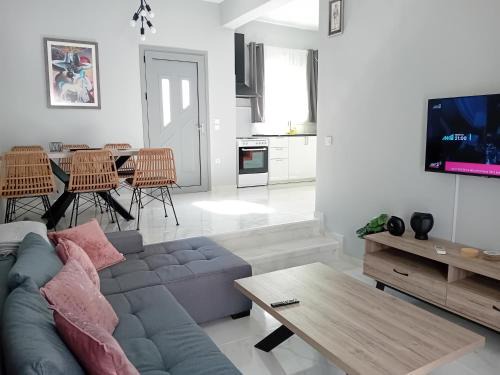 Spacious maisonette 200m from the sea private