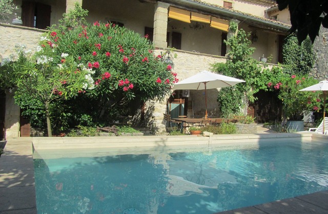Spacious Mas 18th century,for 10 persons, private pool, near Uzès