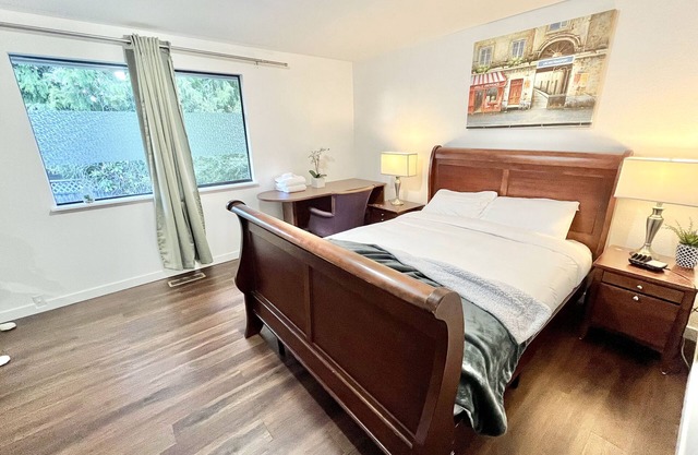 Spacious Master; Private Bathroom; Walk 2 Bus; AC