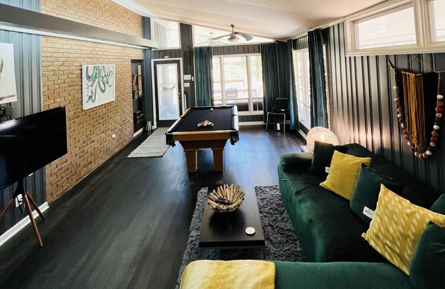 Spacious Mid-Century 2BR 1BA Guest Suite w/pool table - Your Home Away from Home