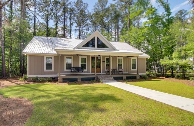 Spacious Midway Cottage w/Porches, Near Hunting!