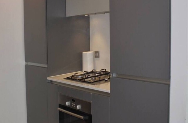 Spacious & Modern Zone 2 Flat, 1 min to station