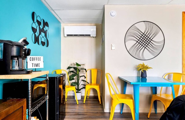 Spacious Motel Room – 2 Full Beds w/Pool & Parking