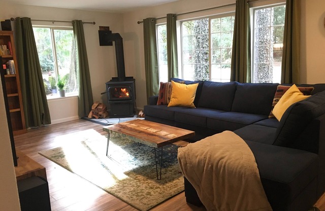 Spacious Mount Hood home near river, dogs OK, game room, WiFi