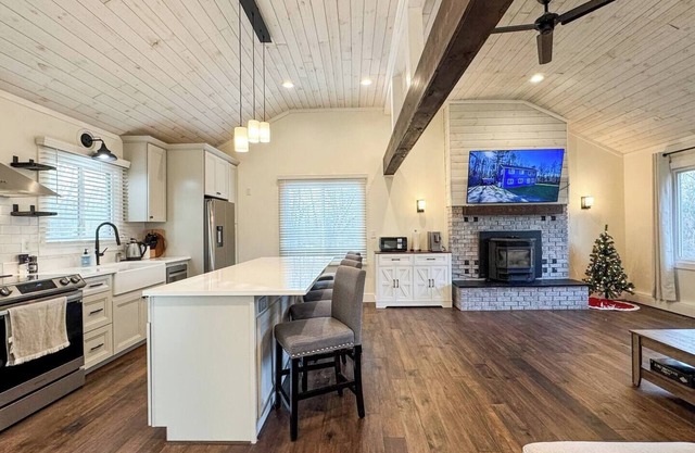 Spacious Mountain Retreat–Near Killington & Downtown