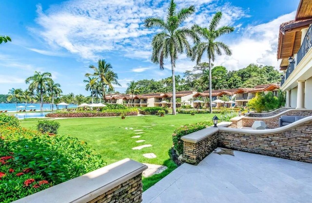 Spacious Open-Concept Condo with Stylish Design, Direct Beach Access & Resort-St