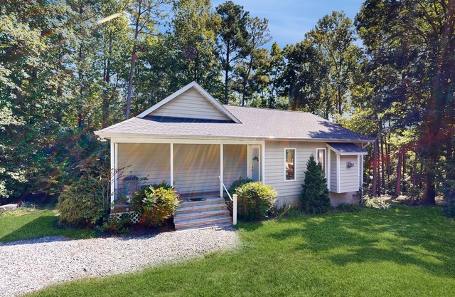 Spacious pet friendly house w/private pool table, ping pong table & free WIFI