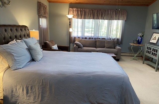 Spacious, Private- Kingston, Hudson Valley colleges, Off Street Park