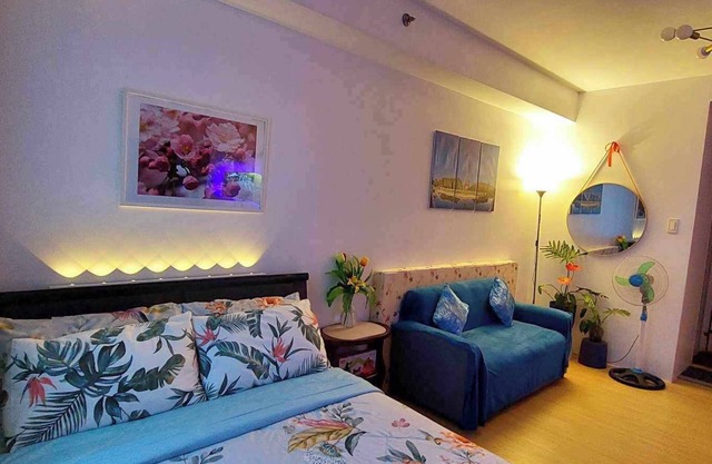 Spacious Queen bed studio MPLace near MRT, ABS CBN etc. Wifi-Netflix-Kitchenette