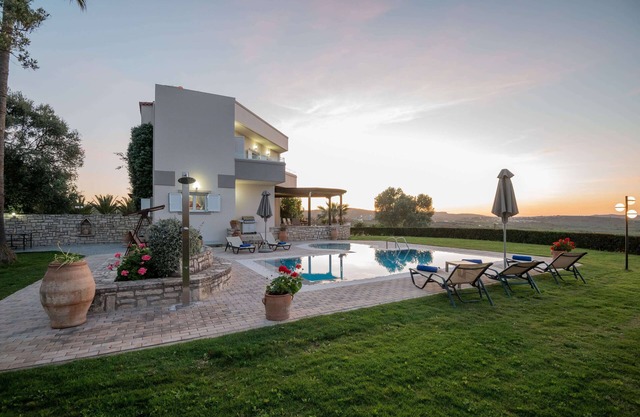 Spacious & quiet viIla with private pool, bbq and breathtaking view!