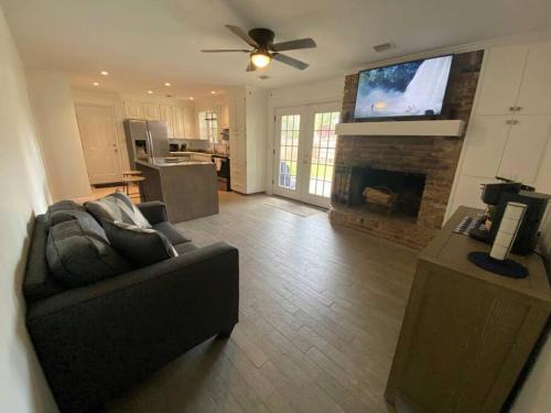 Spacious Ranch Home Near Airport