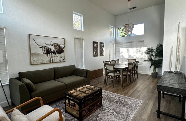 Spacious Remodeled 4-bedroom house with AC and WiFi near serene Old Folsom