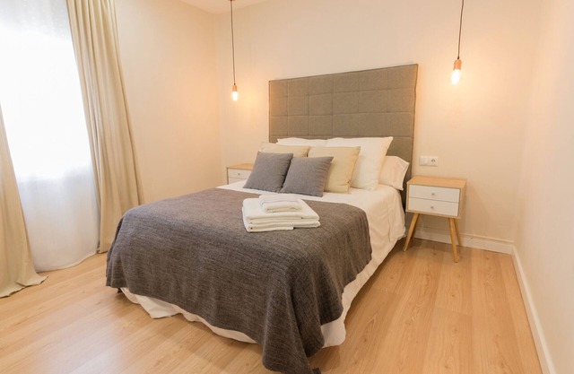 Spacious & Renovated 2BR Apt with Parking, Near Calle Laurel, Logroño