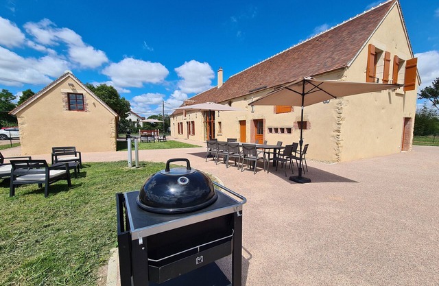 Spacious Renovated Cottage for 20, Near George Sand's Home, Golf & Lake, 4-Star Amenities