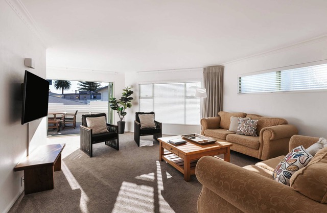 Spacious Retreat Steps to Beach, Shops & Hot Pools