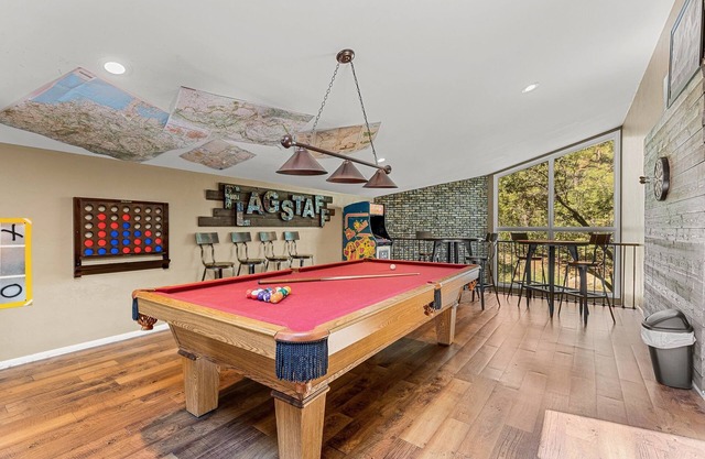 Spacious Retreat! Central AC+ Game Room+Hot Tub+Fire Pit+Wi-Fi