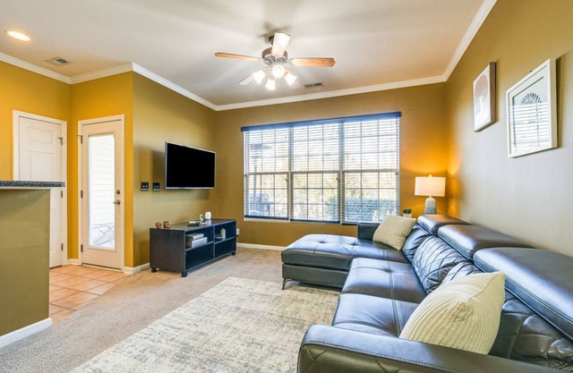 Spacious Retreat Near RDU ~ Pool, BBQ, Fast Wi-Fi & Easy Self Check-In