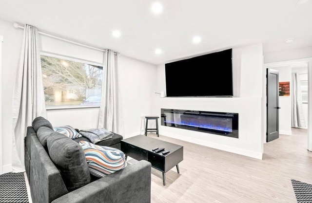Spacious Retreat Near Lake Washington w/Hot Tub!