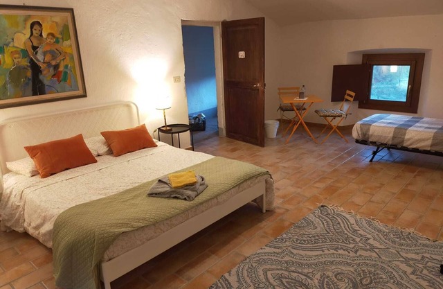 Spacious room in a 18th-century farmahouse with parking and wi-fi