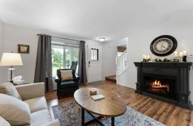 Spacious , RV parking, yard, cozy fireplaces, game library, near Manchester