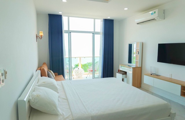 Spacious Studio Apartment w/Balcony and Sea View - Free Parking, Private Beach,