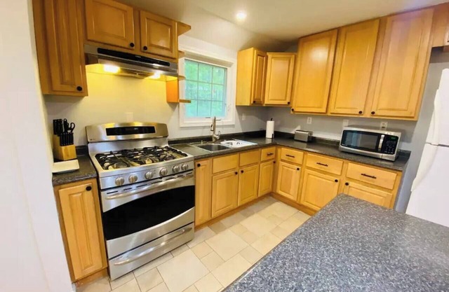 Spacious Saratoga Home Near SPAC & Track | Dogs