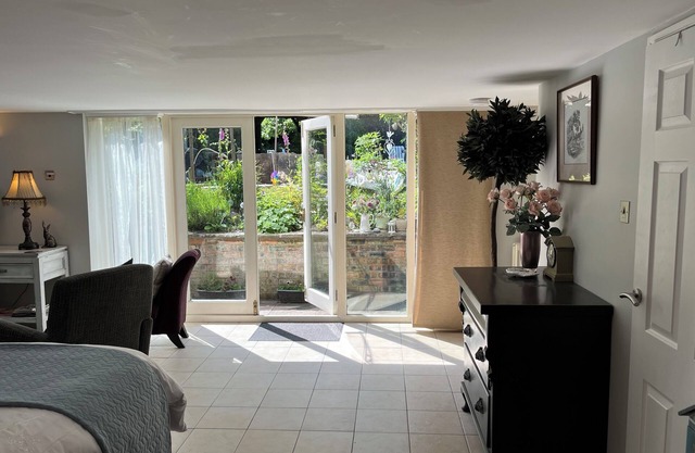 Spacious Self Contained Studio Apartment - Free Wi-Fi & Parking