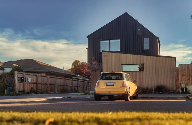 Spacious Serenity near Westfield Mall: 6BR